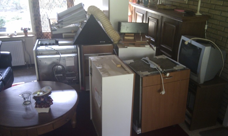 Alle keuken onderdelen in de kamer